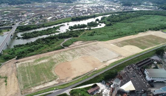 写真:高梁川河川敷グラウンド基盤整備工事