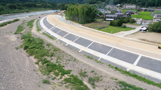 写真:公共河川工事(築堤護岸工その1)日羽