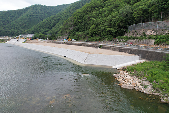 写真:令和6年度 公共河川工事(築堤護岸工その1)日羽地内